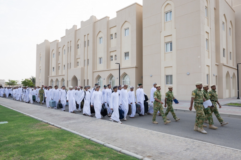 شؤون البلاط السلطاني يستقبل دفعةً جديدةً من المواطنين للعمل العسكري