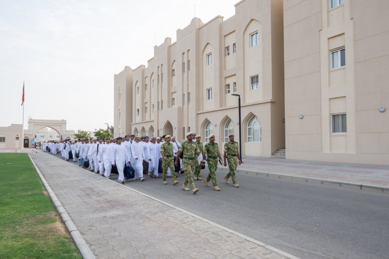 شؤون البلاط السلطاني يستقبل دفعةً جديدةً من المواطنين للعمل العسكري